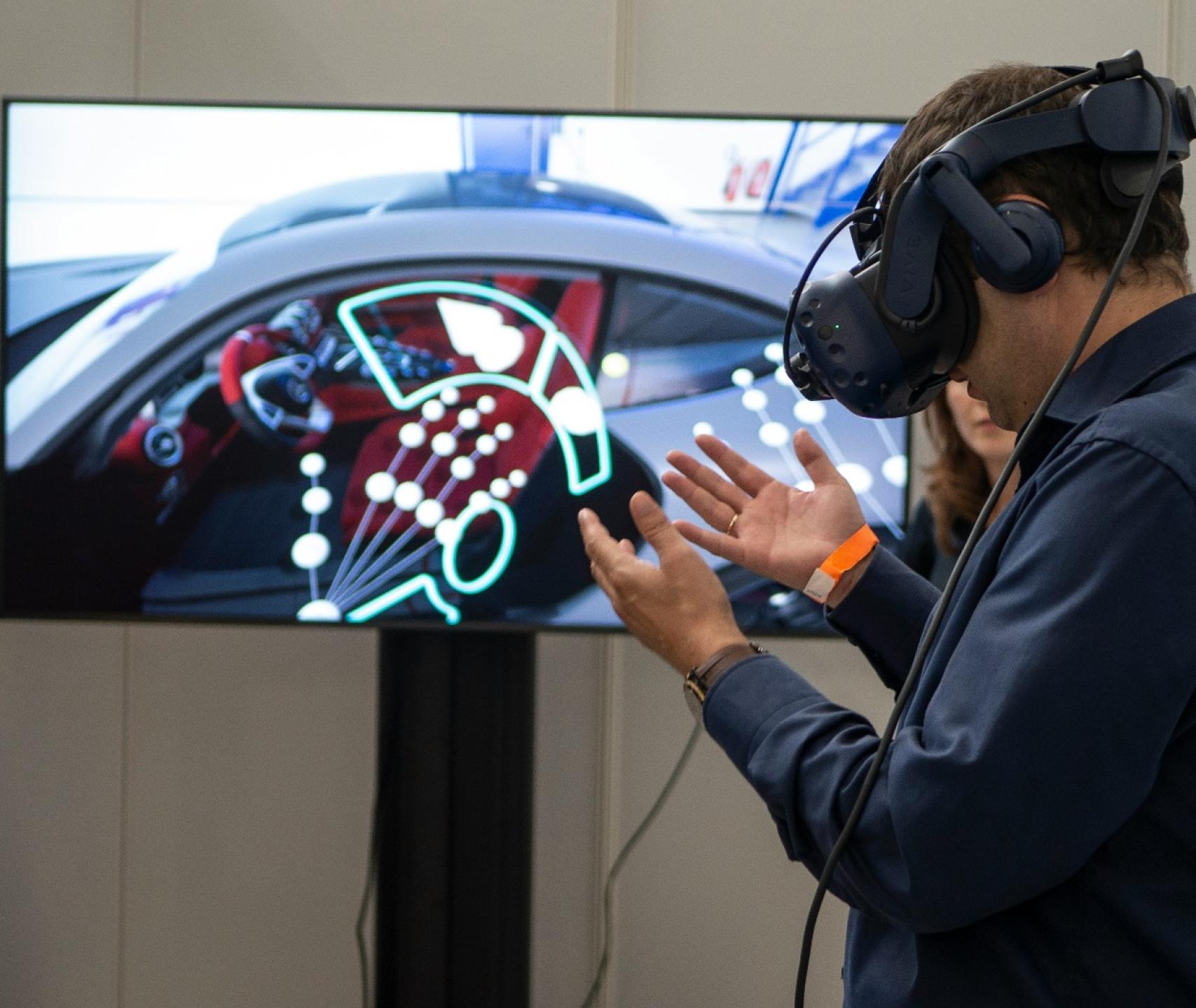 xr-expo-ipDhOQ5gtEk-unsplash